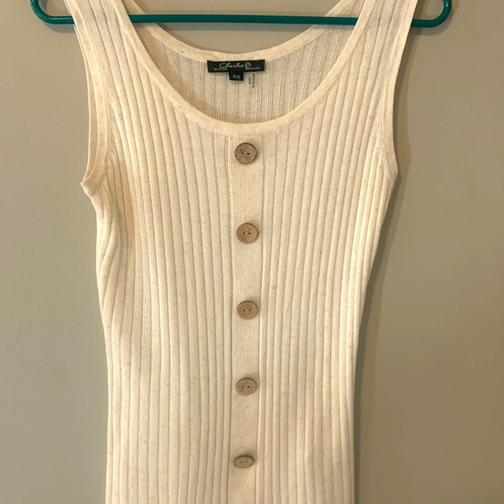 Ribbed tank with button accents